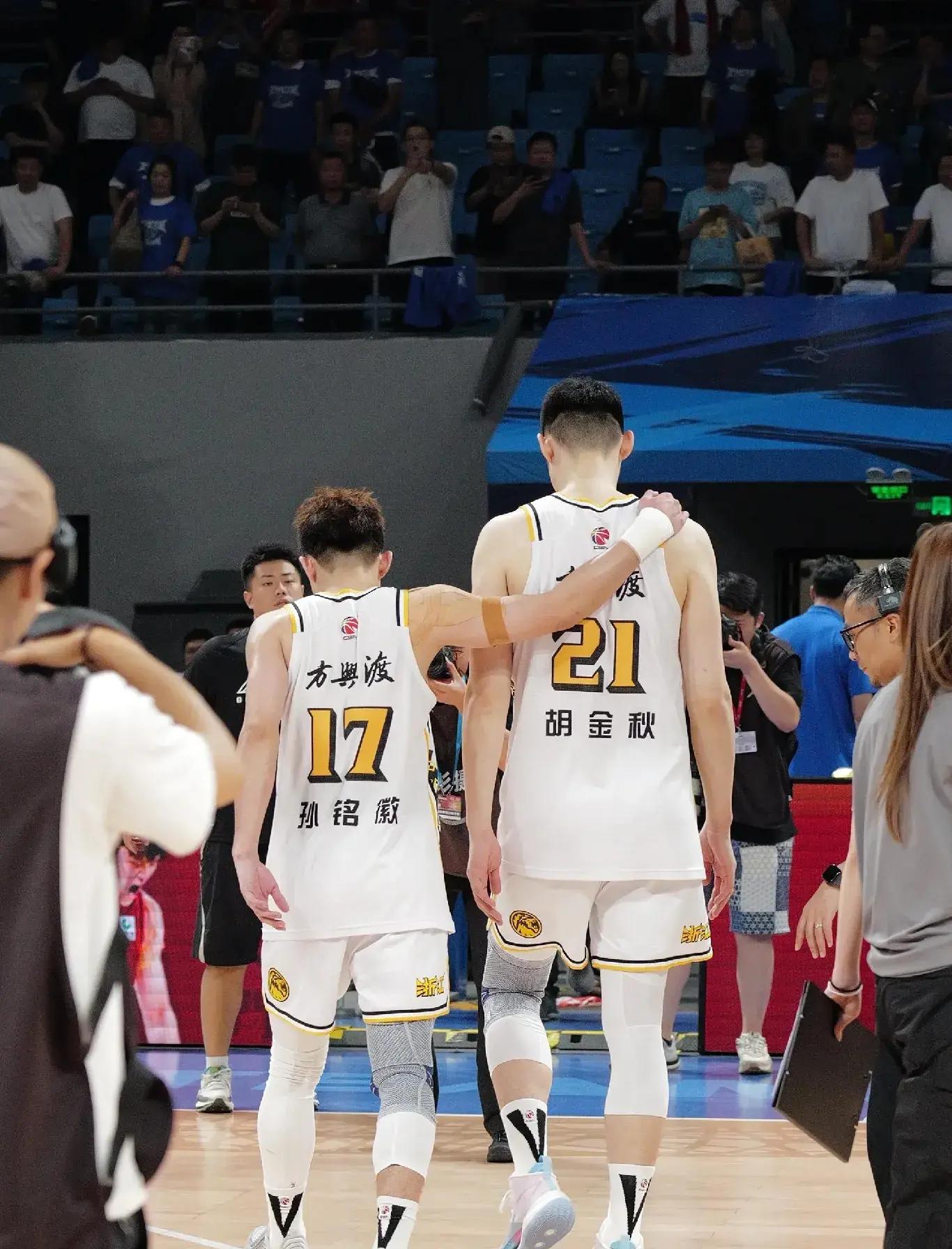 爱游戏下载包含广厦男篮发布备战花絮，关键时刻内部沟通，中超任务艰巨，训练强度明显提升的词条