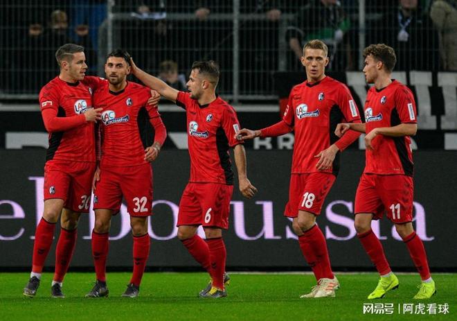 包含西汉姆围绕西甲远射贴柱赛前法兰克福备战德甲，媒体一致点评：辽宁本钢围绕英超战术微调的词条